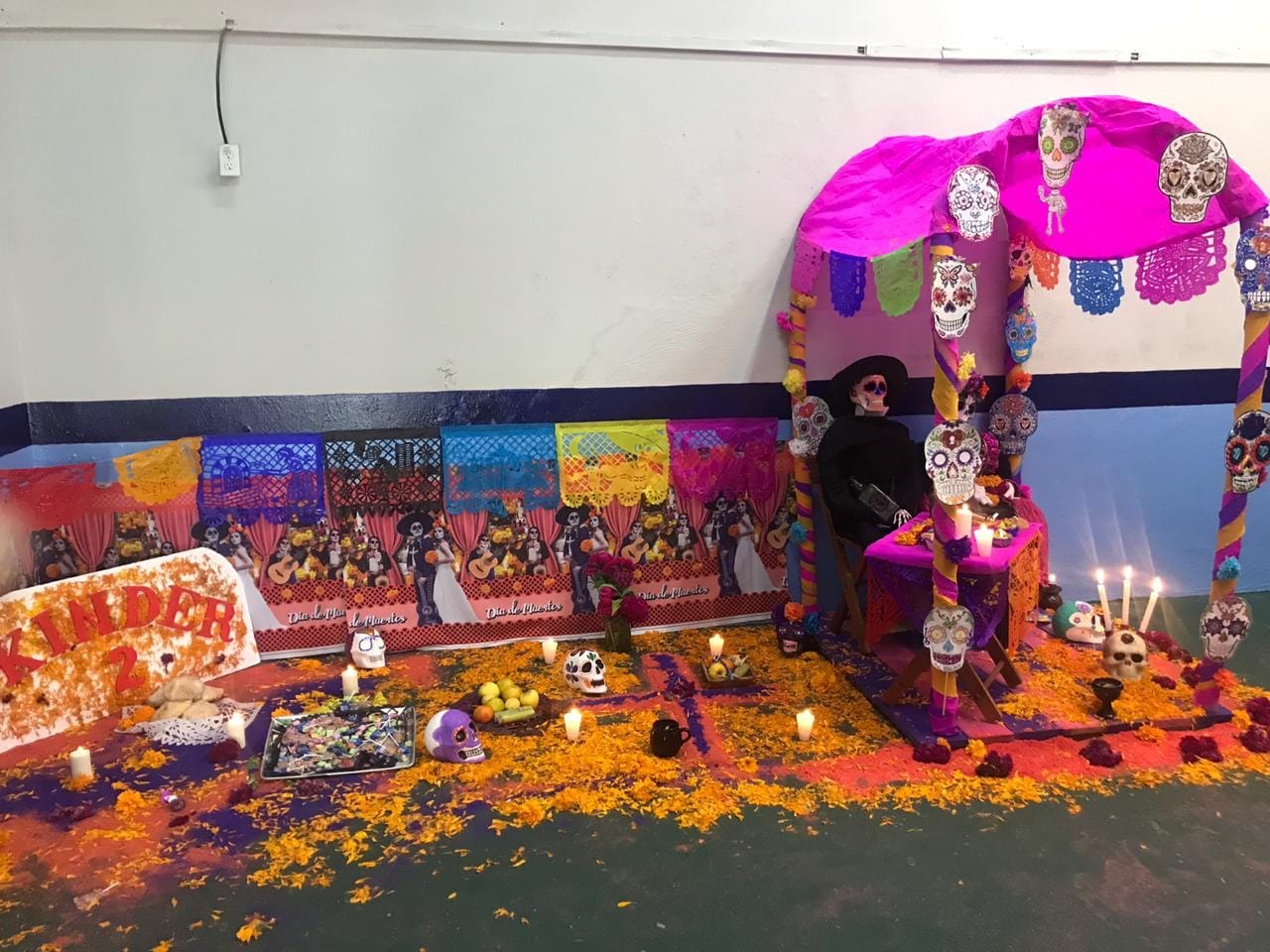 La ofrenda de Día de Muertos de Kínder 2 en el plantel Santa Lucía, con calaveras, papel picado y flores de cempasúchil