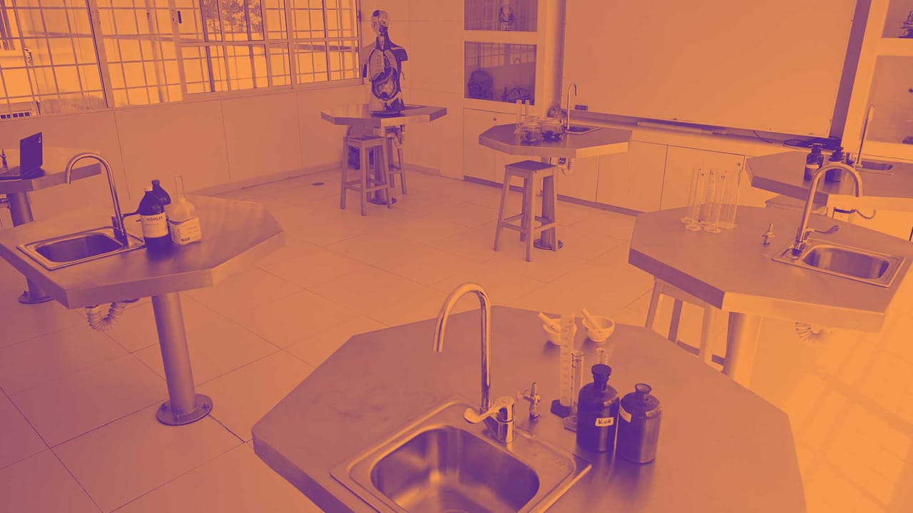 El laboratorio de ciencias, con mesas de acero, tarjas y material de laboratorio