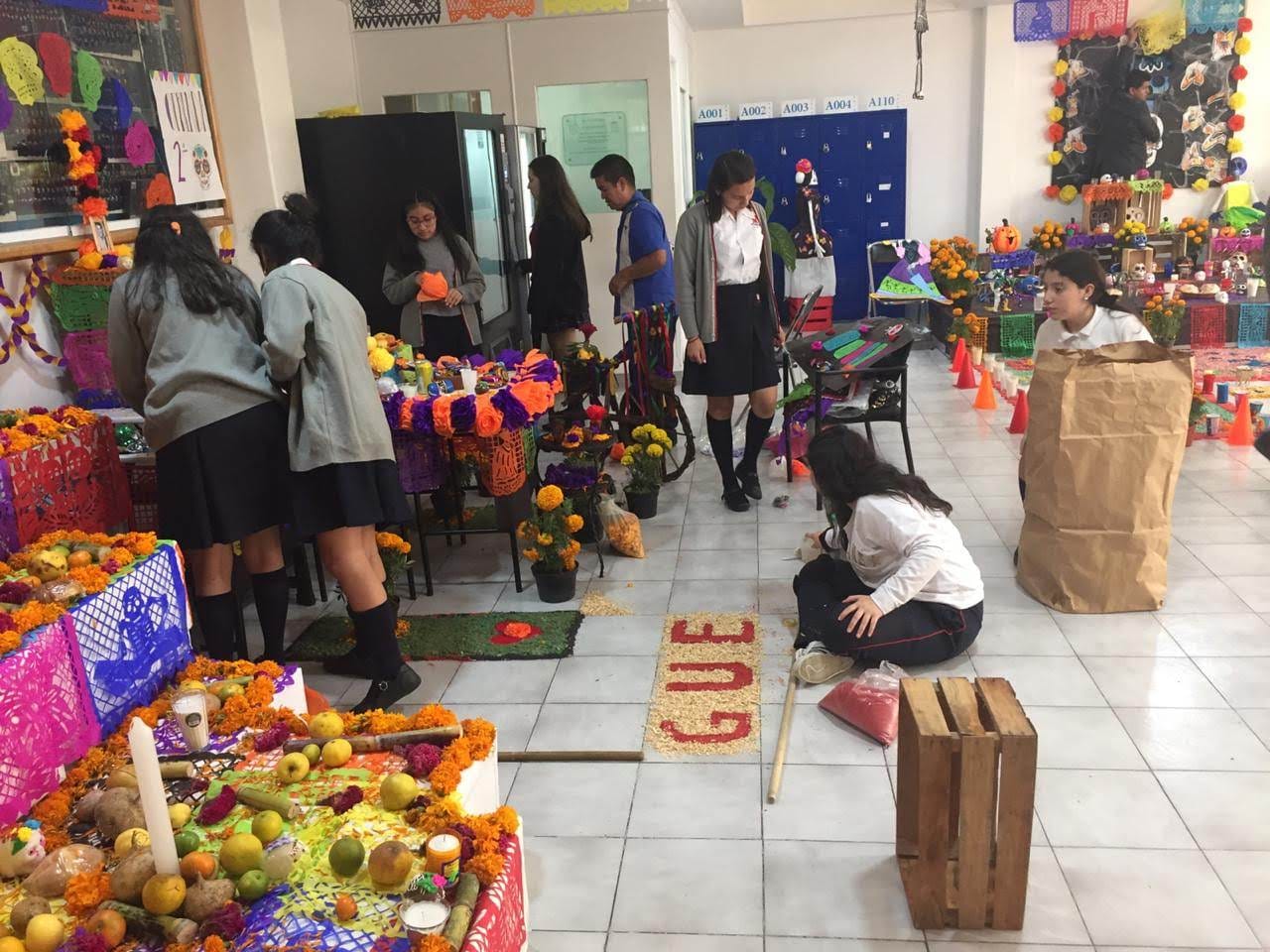 Alumnas y alumnos preparan ofrendas y un tapete de semillas para Día de Muertos