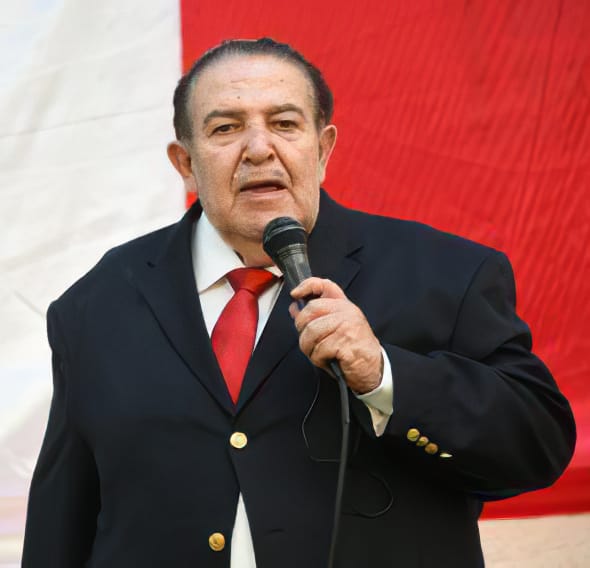 Uno de los fundadores del instituto habla al micrófono